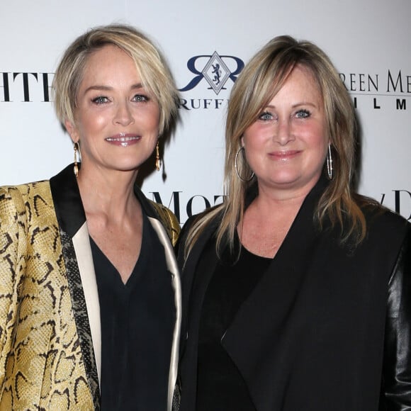 Sharon Stone et sa soeur Kelly Stone à la première de ''Mothers And Daughters'' à Los Angeles