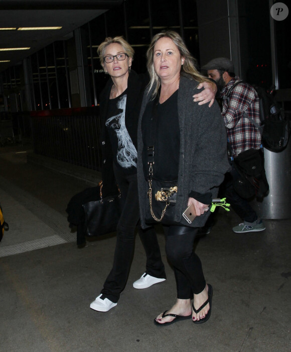 Sharon Stone et sa soeur Kelly à l'aéroport de Los Angeles, le 9 novembre 2015.