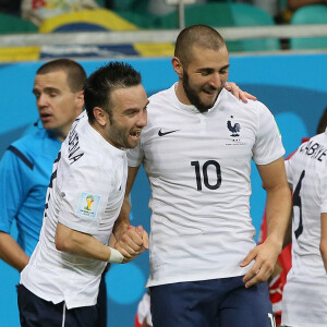 Mathieu Valbuena et Karim Benzema lors du match Suisse - France à Salvador de Bahia, le 20 juin 2014.