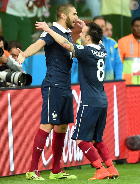 Karim Benzema et Mathieu Valbuena lors du match France - Honduras à la Coupe du monde 2014, au Brésil.