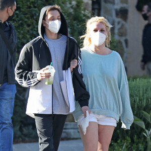 Exclusif - Une des première sorties de Britney Spears depuis l'épidémie de coronavirus avec son compagnon Sam Asghari et un de ses fils à Los Angeles le 16 mars 2021.