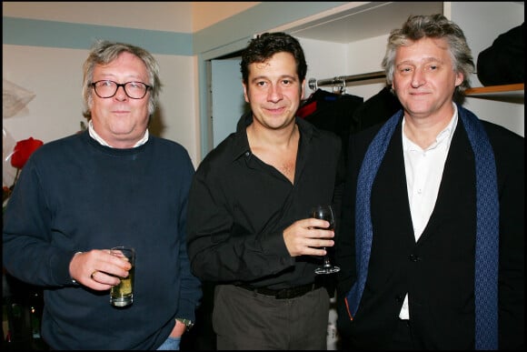 Jean-Jacques Peroni pose avec Laurent Gerra et Gilbert Rozon dans les coulisses de l'Olympia de Paris