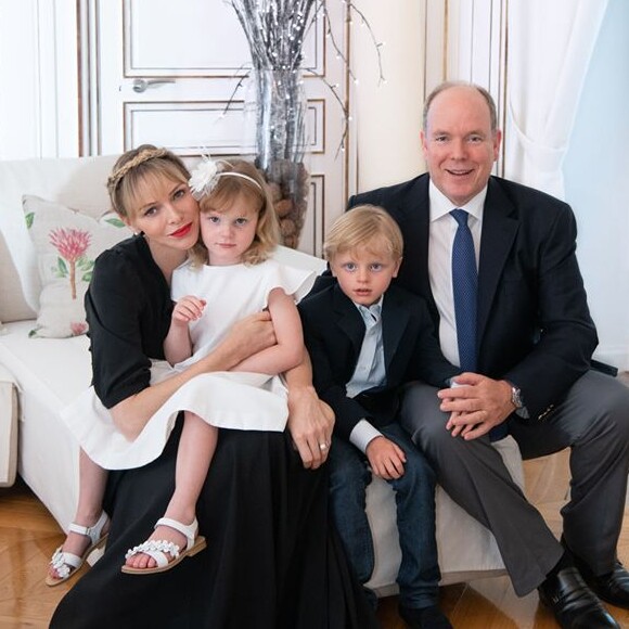 Le prince Albert de Monaco, son épouse Charlene et leurs deux enfants, Jacques et Gabriella, au palais princier de Monaco