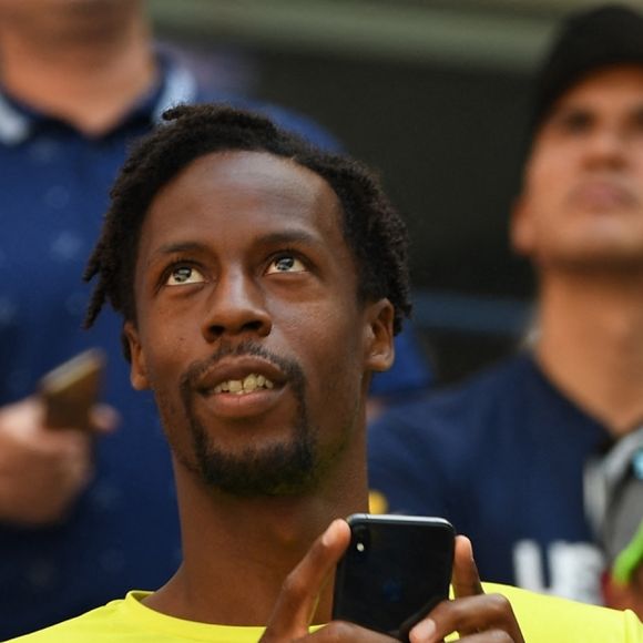 Le joueur français Gaël Monfils fait des photos depuis la tribune à l'US Open le 3 septembre 2019. Il regarde le quart de finale féminin qui oppose Elina Svitolina à Johanna Konta.