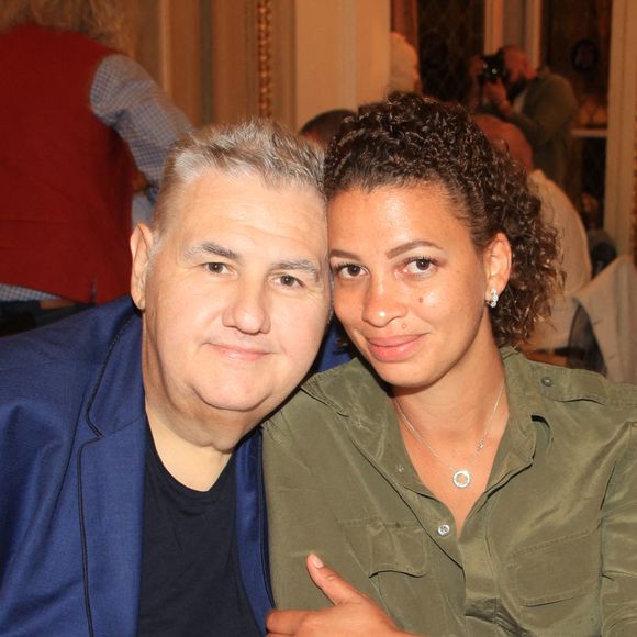 Exclusif - Pierre Ménès et sa femme Mélissa Acosta dînent avec des amies de Melissa à Paris le 27 juin 2020. © Philippe Baldini / Bestimage