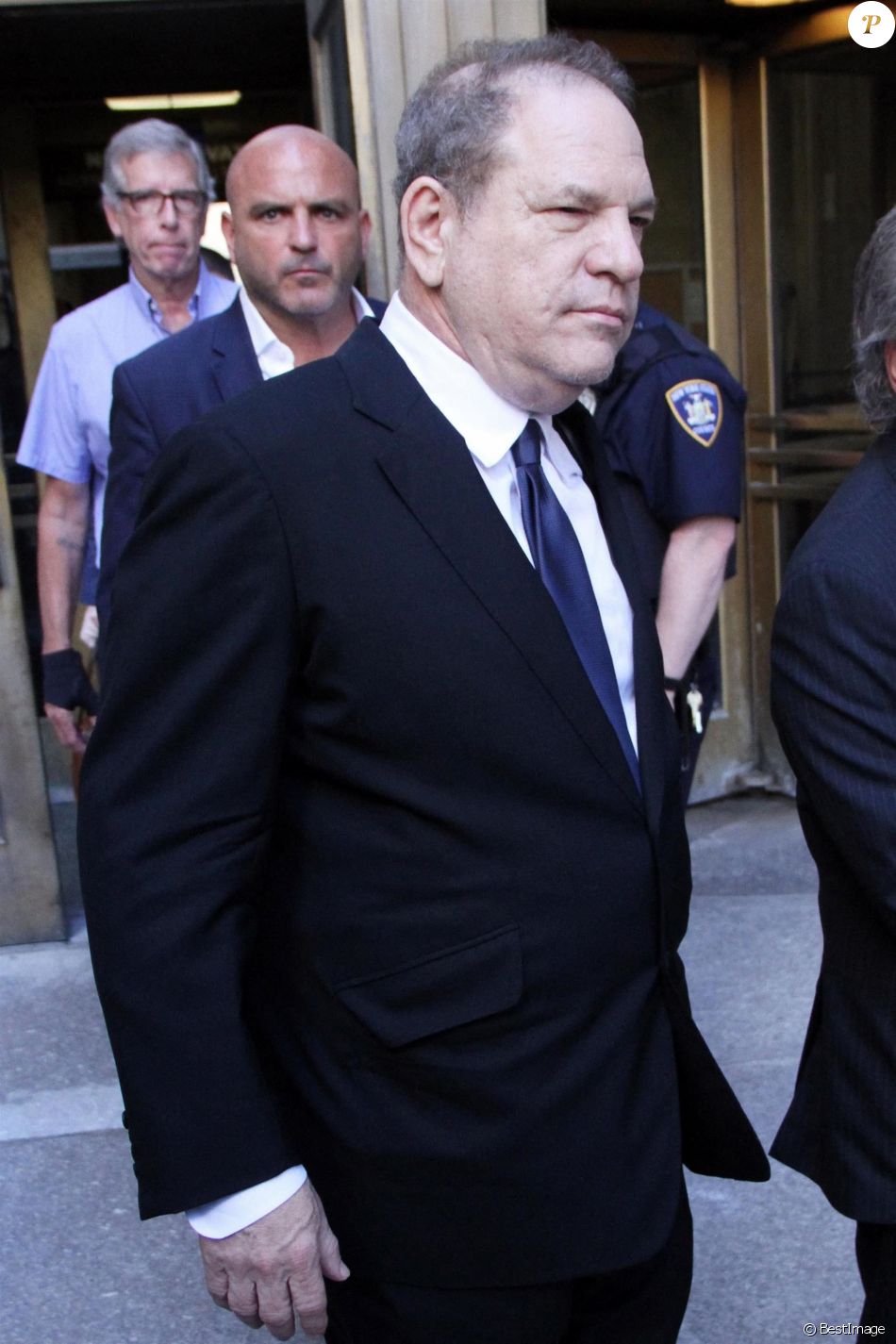 Agressions sexuelles et viols : Harvey Weinstein quitte le tribunal avec son avocat Ben Brafman à New York le 9 juillet 201