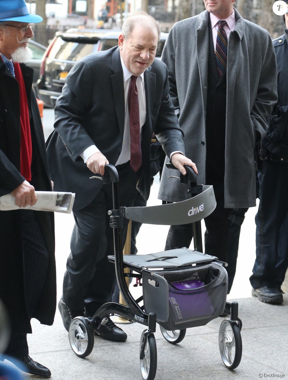 Harvey Weinstein arrive en déambulateur au tribunal de New York, pour entendre les délibérations du jury. Le 20 février 2020