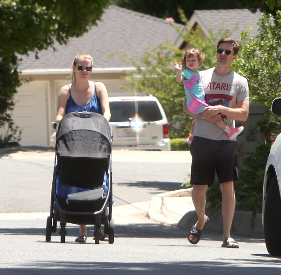 Exclusif - Topher Grace et sa femme Ashley Hinshaw se promènent avec leurs enfants, leur fille Mabel Jane et leur nouveau né, dans les rues de Los Angeles. Le 29 juillet 2020