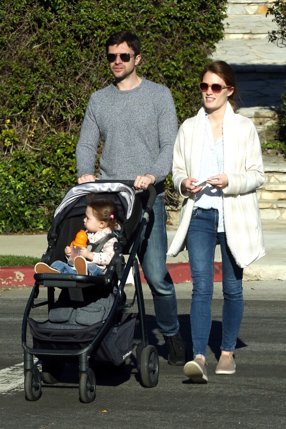 Exclusif - Topher Grace et sa femme Ashley Hinshaw se baladent avec leur fille Mabel Jane Grace à Studio City, le 13 mars 2019