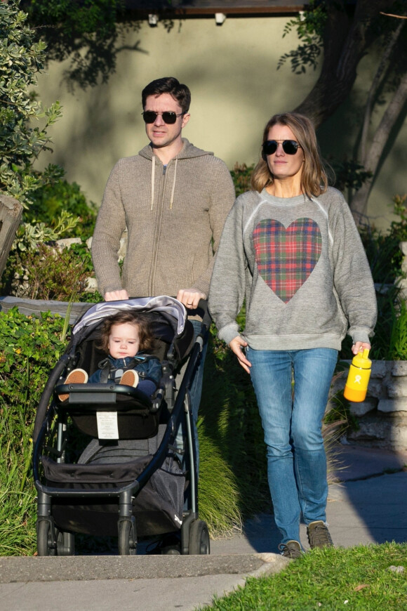 Topher Grace se promène avec sa femme Ashley Hinshaw et sa fille Mabel Jane dans les rues de Studio City. La petite famille s'arrête dans un parc. Le 25 février 2019