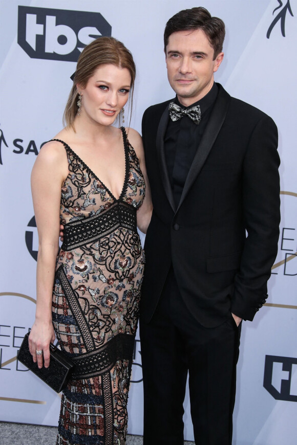 Ashley Hinshaw et son mari Topher Grace - Photocall - 25ème cérémonie annuelle des Screen Actors Guild Awards au Shrine Audritorium à Los Angeles, le 27 janvier 2019.