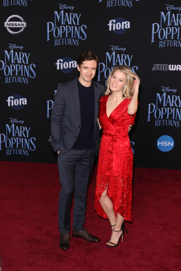 Topher Grace et sa femme Ashley Hinshaw à la première de "Mary Poppins Returns" au Dolby Theatre à Los Angeles, le 29 novembre 2018.