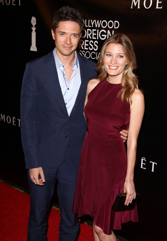 Topher Grace et sa fiancée Ashley Hinshaw à la soirée annuelle "Hollywood Foreign Press Association Grants Banquet" à Beverly Hills, le 13 aout 2015