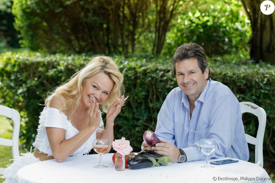 Exclusif - Pamela Anderson et le chef Christophe Leroy ouvrent un restaurant éphémère au Moulin de Ramatuelle le 31 mai 2017 © Philippe Doignon / Bestimage