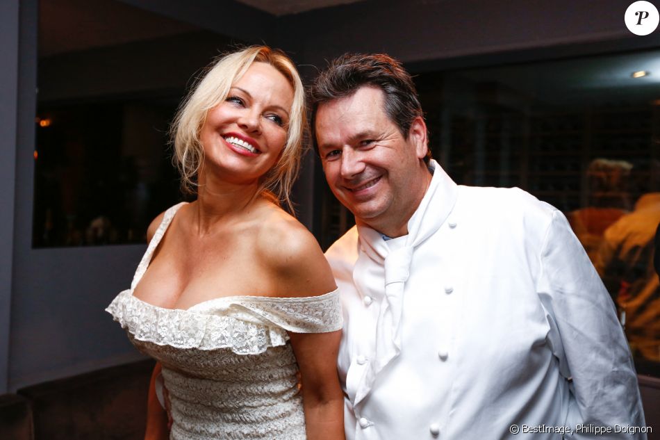 Exclusif - Pamela Anderson et le chef Christophe Leroy - L'actrice américaine Pamela Anderson organisait au restaurant "Leroy's Paris", un dîner au profit de la Pamela Anderson Foundation engagée dans différentes campagnes au profit de la condition animale à Paris le 4 mai 2017 © Philippe Doignon/Bestimage