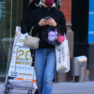 Exclusif - Lily-Rose Depp s'est achetée des fleurs à New York, le 7 avril 2021.