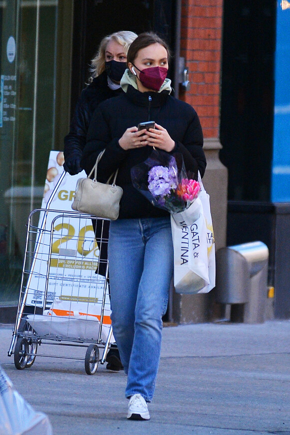 Exclusif - Lily-Rose Depp s'est achetée des fleurs à New York, le 7 avril 2021.