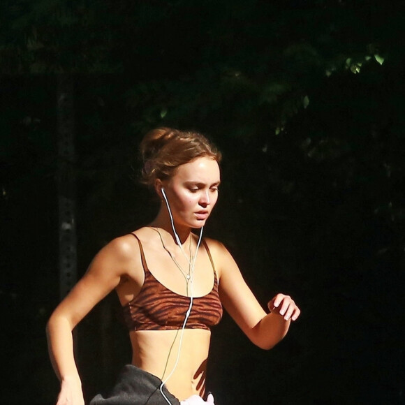 Exclusif - Lily-Rose Depp fait du sport dans les rues de Los Angeles, le 17 juin 2020.