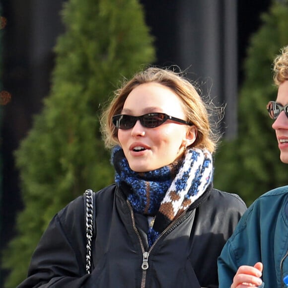 Lily-Rose Depp se balade avec un ami dans les rues de New York, le 8 décembre 2019.