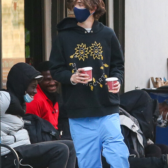 Exclusif - Timothée Chalamet se balade avec deux cafés dans les rues de New York, le 5 novembre 2020.