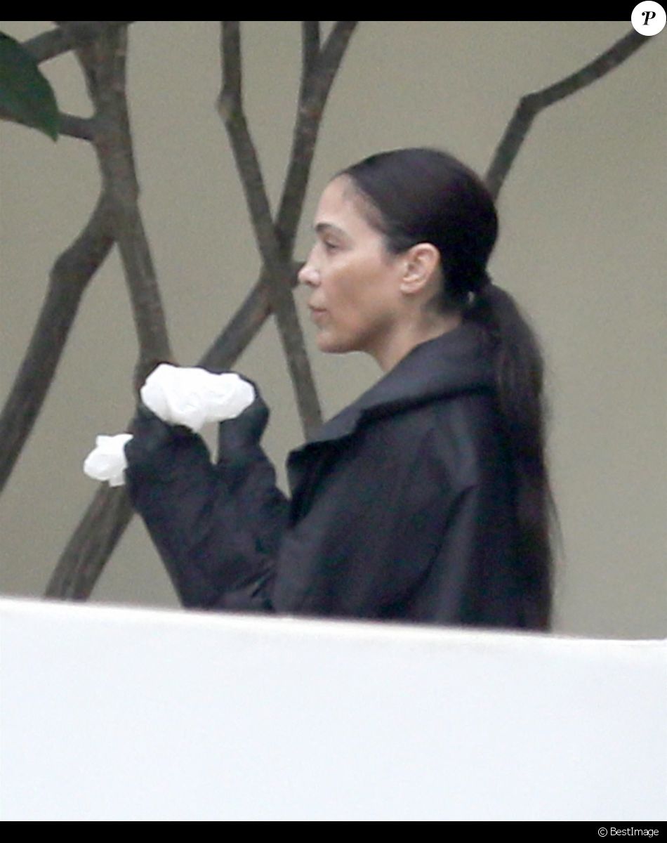 Exclusif - Nicole Young à l'extérieur de chez elle à Los Angeles, le 12 janvier 2021.