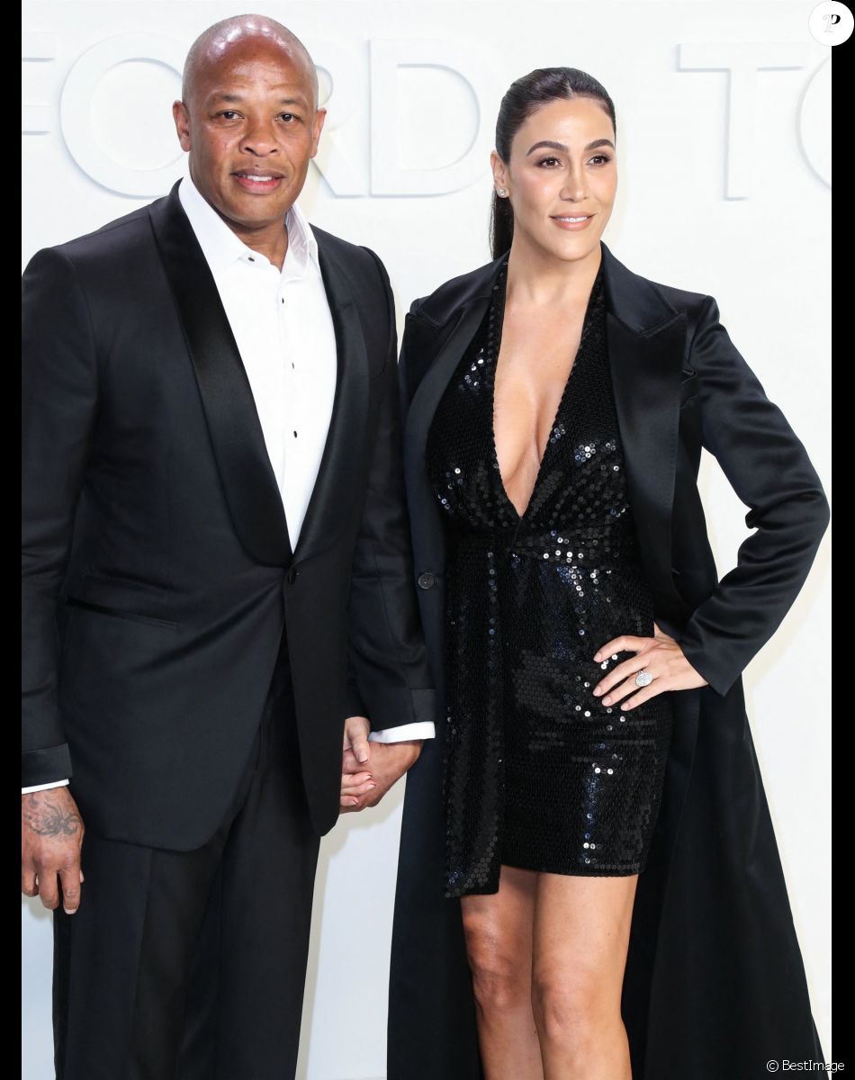 Dr. Dre et Nicole Young posent avant d'assister au défilé Tom Ford: Autumn/Winter 2020 aux Milk Studios dans le quartier de Hollywood à Los Angeles, le 7 février 2020.