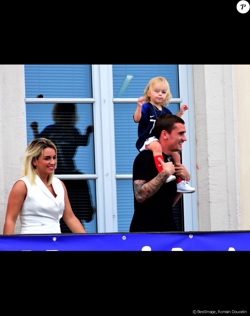 Antoine avec sa femme Erika Choperena et sa fille Mia - Antoine Griezmann, fêté par sa ville de Mâcon 5 jours après sa victoire à la finale de la Coupe du Monde 2018 à Mâcon le 20 juillet 2018 © Romain Doucelin / Bestimage