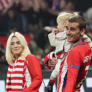 Antoine Griezmann, sa femme Erika Choperena et leur fille Mia avec la coupe de la Ligue Europa après la finale de la Ligue Europa. © Cyril Moreau/Bestimage