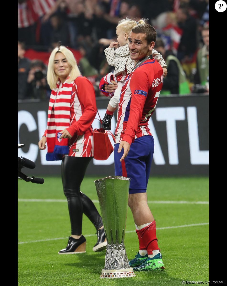 Antoine Griezmann, sa femme Erika Choperena et leur fille Mia avec la coupe de la Ligue Europa après la finale de la Ligue Europa. © Cyril Moreau/Bestimage