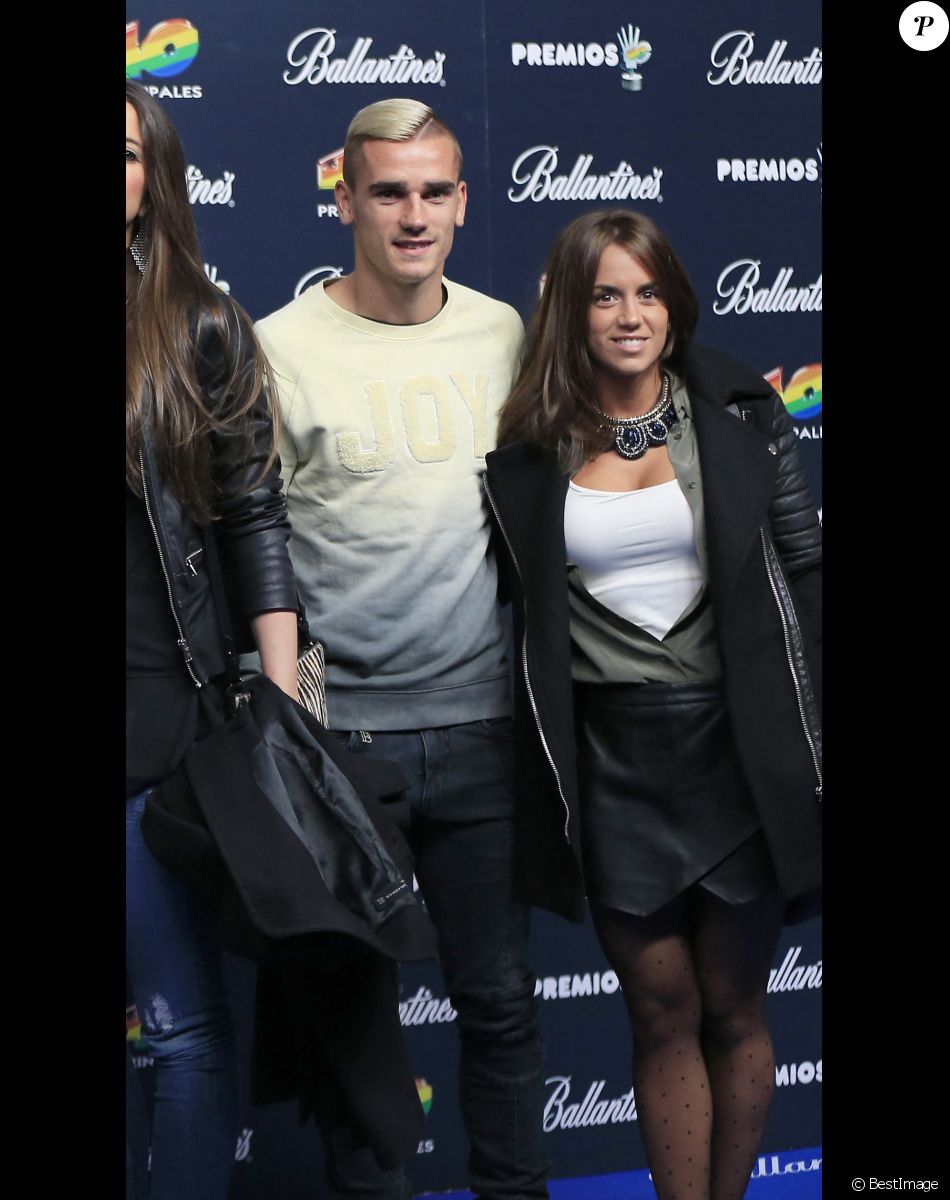 Antoine Griezmann et sa compagne Erika Choperena - Photocall de la soirée 40 Principales Music Awards à Madrid le 12 décembre 2014.
