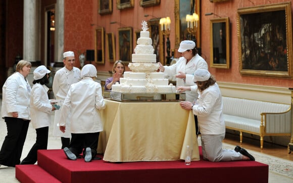 Installation du gâteau de mariage (créé par la pâtissière Fiona Cairns) du prince William et Kate Middleton au palais de Buckingham, à Londres, le 29 avril 2011.