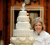 Installation du gâteau de mariage (créé par la pâtissière Fiona Cairns) du prince William et Kate Middleton au palais de Buckingham, à Londres, le 29 avril 2011.
