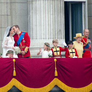 Le prince Charles, Camilla Parker Bowles, duchesse de Cornouailles, la reine Elisabeth II d'Angleterre et le prince Philip, duc d'Edimbourg, Pippa Middleton et le prince Harry, lors du mariage du prince William et de Kate Middleton.