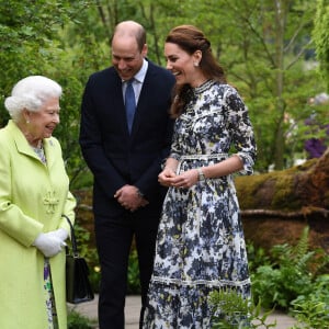 La reine Elizabeth II, le prince William et Kate Middleton en visite au "Chelsea Flower Show" à Londres.