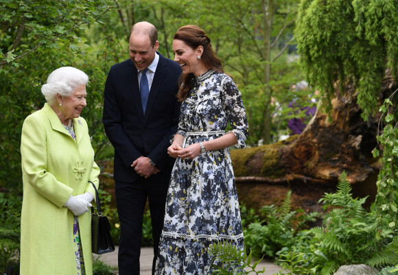 La reine Elizabeth II, le prince William et Kate Middleton en visite au "Chelsea Flower Show" à Londres.