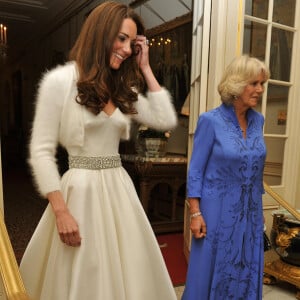 Kate Middleton et sa belle-mère Camilla lors de la réception organisée par le prince Charles à Clarence House, après son mariage avec le prince William, le 29 avril 2011.