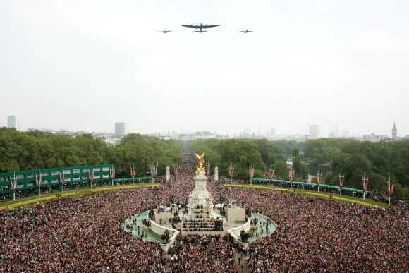 La foule réunie devant le palais de Buckingham le jour du mariage de Kate Middleton et du prince William, le 29 avril 2011.