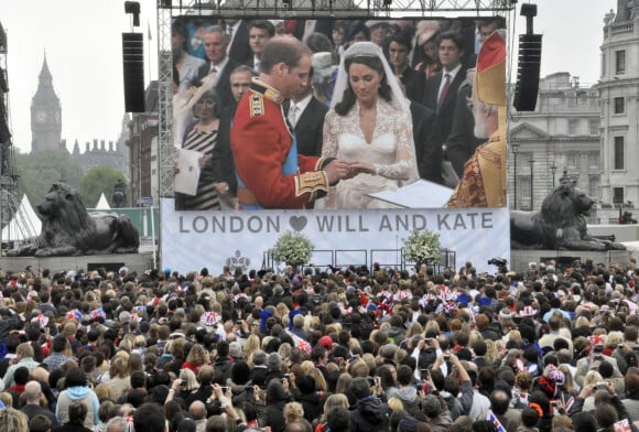 La foule réunie à Londres, sur Trafalgar Square, le jour du mariage de Kate Middleton et du prince William, le 29 avril 2011.