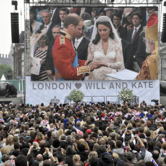 La foule réunie à Londres, sur Trafalgar Square, le jour du mariage de Kate Middleton et du prince William, le 29 avril 2011.