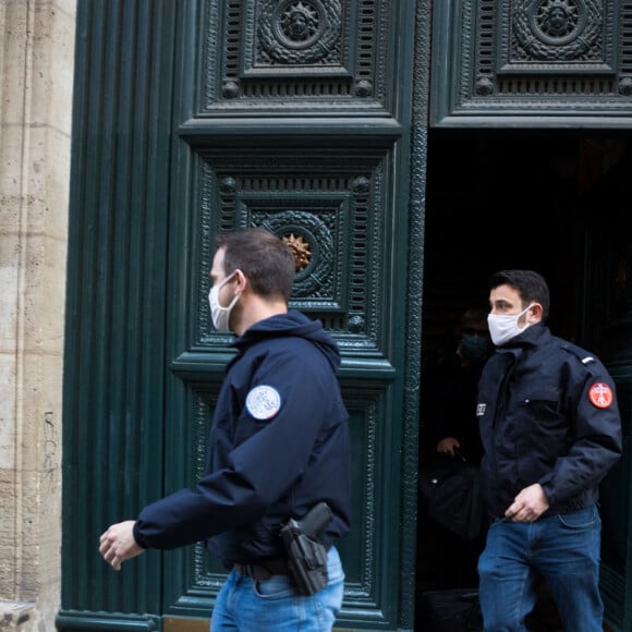 Exclusif - Perquisition au domicile de Pierre-Jean Chalençon par les équipes de la Brigade de répression de la délinquance contre la personne (BRDP) au Palais Vivienne à Paris, France, le 8 avril 2021.