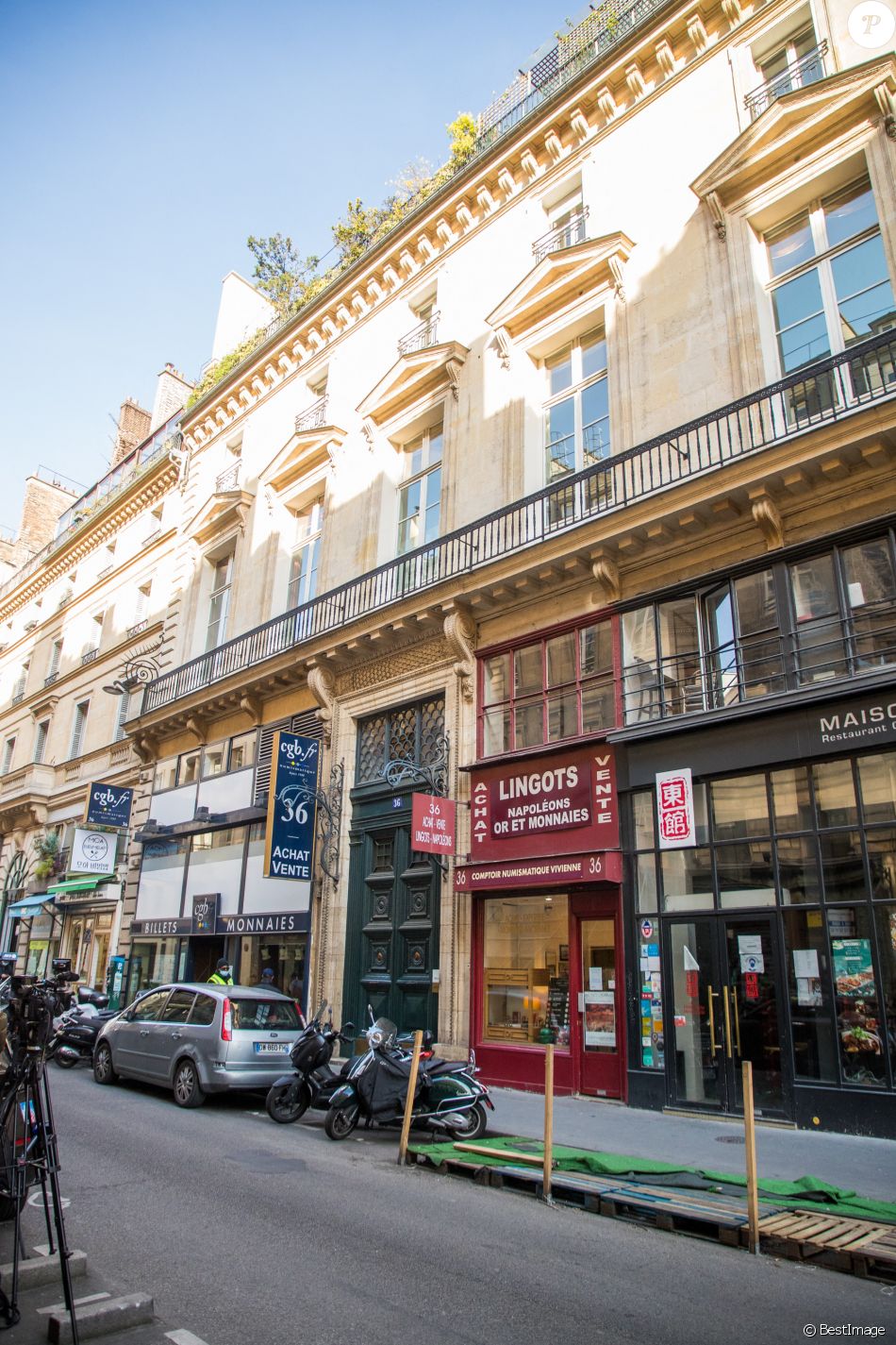 Exclusif - Perquisition au domicile de Pierre-Jean Chalençon par les équipes de la Brigade de répression de la délinquance contre la personne (BRDP) au Palais Vivienne à Paris, France, le 8 avril 2021.