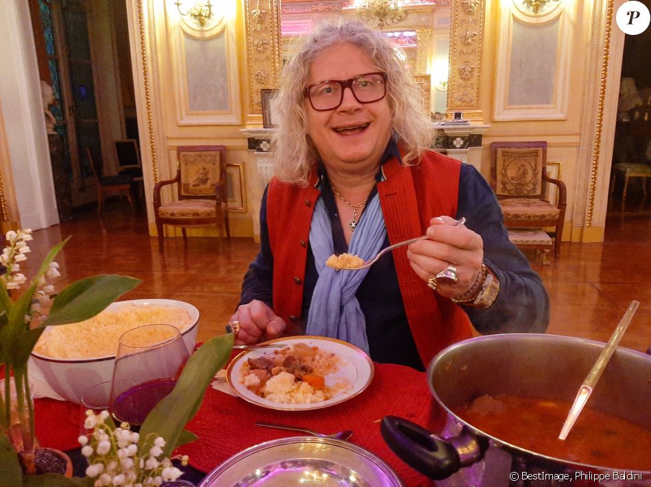 Exclusif - Pierre-Jean Chalençon, confiné au Palais Vivienne, s'est fait un couscous pour le dîner le 3 mai 2020. © Philippe Baldini / Bestimage