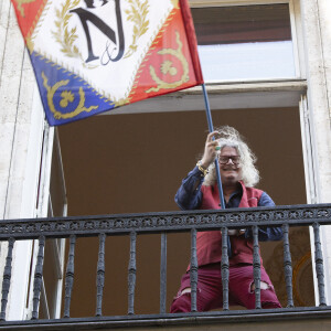 Exclusif - Pierre-Jean Chalençon - Les people soutiennent le personnel soignant et encouragent le confinement depuis leur appartement pendant l'épidémie de coronavirus (COVID-19) à Paris le 9 avril 2020. © Jack Tribeca / Bestimage