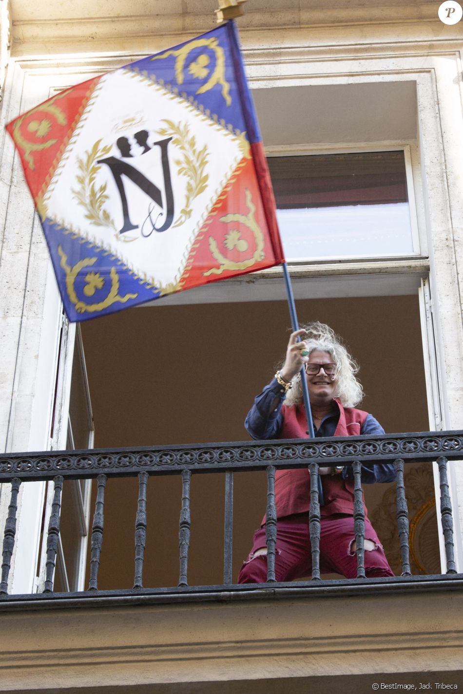 Exclusif - Pierre-Jean Chalençon - Les people soutiennent le personnel soignant et encouragent le confinement depuis leur appartement pendant l'épidémie de coronavirus (COVID-19) à Paris le 9 avril 2020. © Jack Tribeca / Bestimage