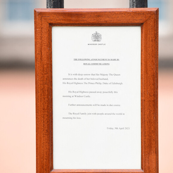 Le faire-part de décès du prince Philip, duc d'Edimbourg, est accroché sur la grille du palais de Buckingham à Londres le 9 avril 2021.
