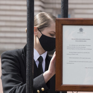 Le faire-part de décès du prince Philip, duc d'Edimbourg, est accroché sur la grille du palais de Buckingham à Londres le 9 avril 2021. 