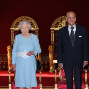 La reine Elizabeth II et le prince Philip d'Angleterre, duc d'Edimbourg assistent à la remise de prix de l'enseignement au palais de Buckingham à Londres, le 27 février 2014.