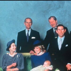 Diana, le prince Charles, leurs fils le prince William et le prince Harry, Elizabeth II, le prince Philip et les parrains et marraines du prince Harry lors de son baptême en 1982. 