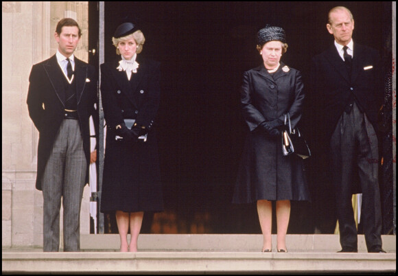 Le prince Charles, la princesse Diana, Elizabeth II et le prince Philip.