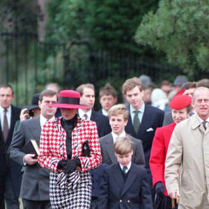 Le prince Philip, Diana et le prince William en 1990 au baptême de la princesse Eugenie. 